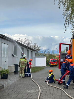 Jugendfeuerwehr bei einer Übung vor dem Gebäude von Sächsische Schlauch- und Dichtungstechnik Ulrich Melzig.
