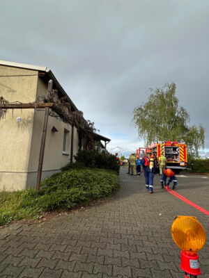 Feuerwehreinsatz vor dem Gebäude der Sächsischen Schlauch- u. Dichtungstechnik Ulrich Melzig in Dresden.