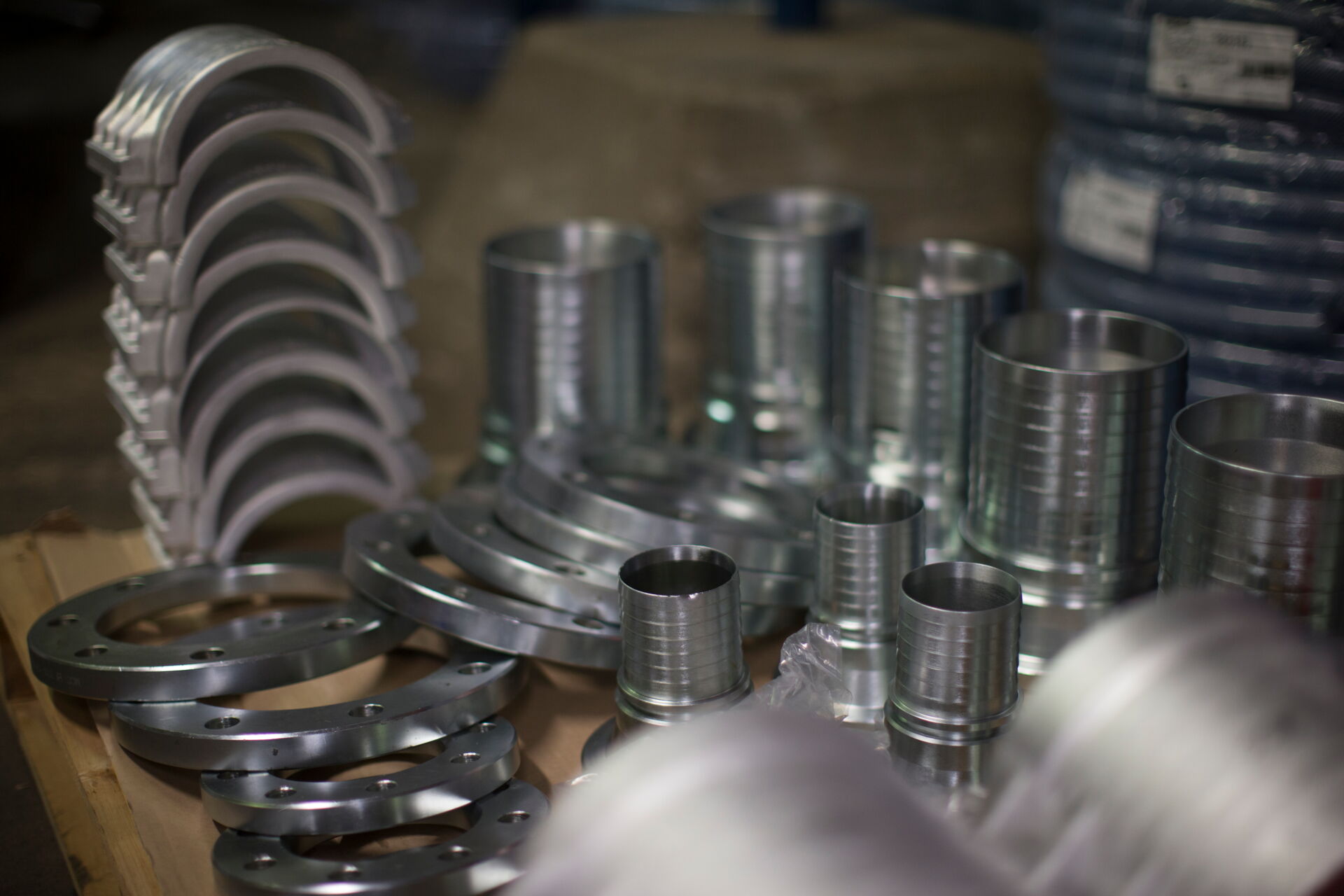 Verschiedene metallene Schlauchverbinder und Dichtungen; Produkte der Sächsischen Schlauch- und Dichtungstechnik Ulrich Melzig.