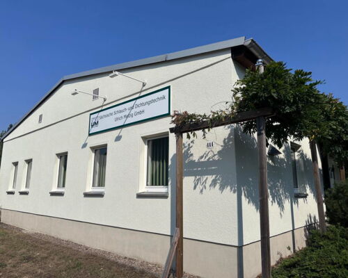 Frontaufnahme von dem Firmengebäude der Sächsischen Schlauch- und Dichtungstechnik Ulrich Melzig GmbH in Dresden.
