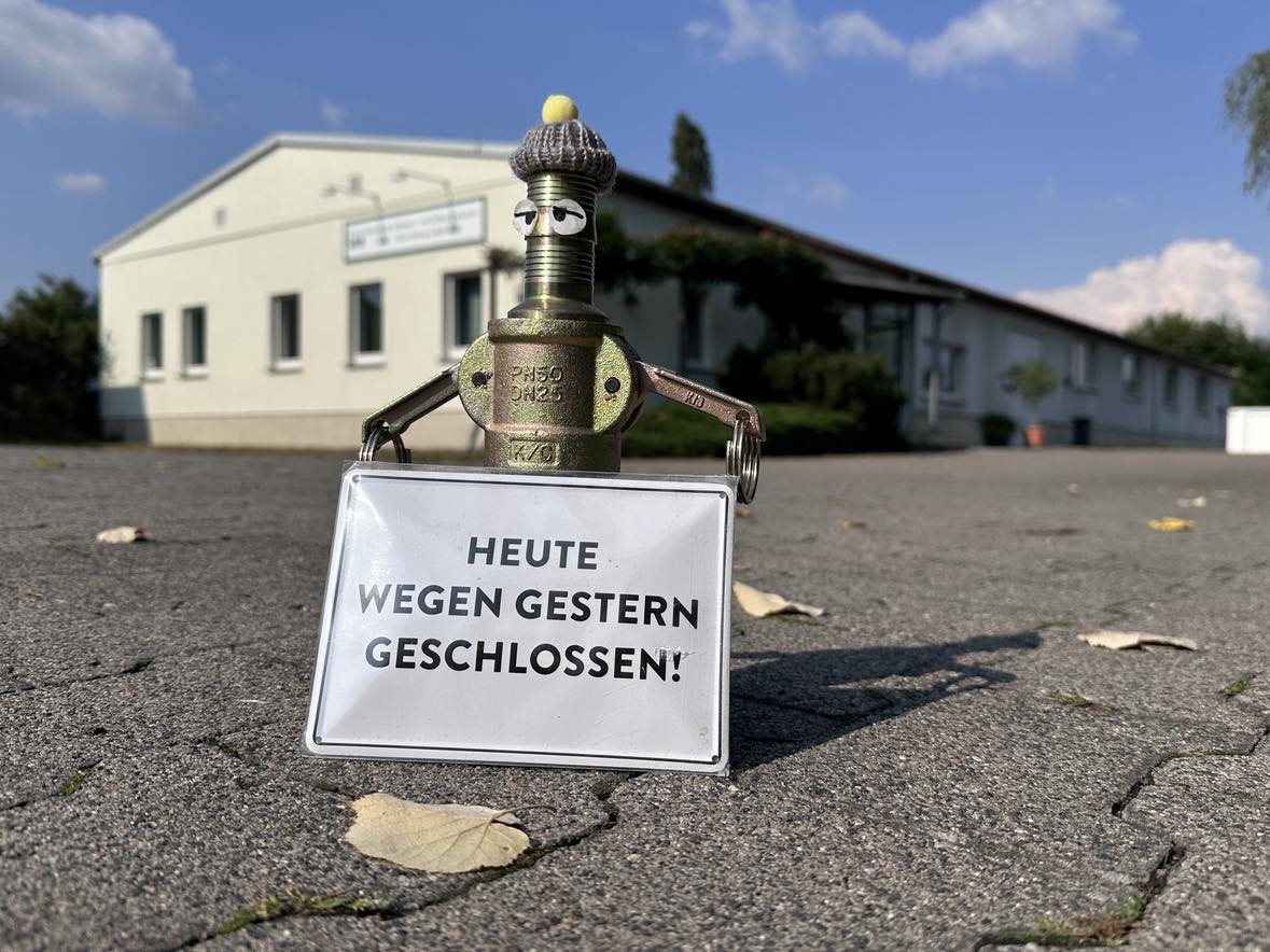 Humorvolles Schild "HEUTE WEGEN GESTERN GESCHLOSSEN!" vor dem Gebäude von Melzig in Dresden.