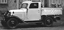 Schwarz/Weiß Aufnahme eines Lieferwagen Opel P4