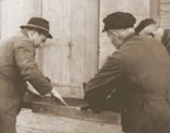 Historisches Schwarz-Weiß-Detailaufnahme von Männern bei der Arbeit; frühe Tätigkeiten bei Melzig.