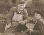 Historisches Schwarz-Weiß-Foto von zwei Männern bei der Arbeit; möglicherweise frühe Mitarbeiter von Ulrich Melzig.